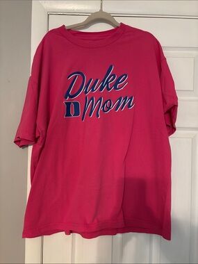 Duke Mom Short Sleeve Graphic Tee in Pink